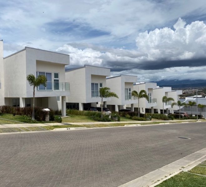 Casas Estilo Contemporáneo en Condominio con Acabados de Lujo en Escazú