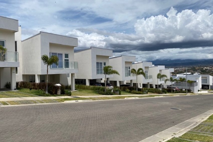 Casas Estilo Contemporáneo en Condominio con Acabados de Lujo en Escazú