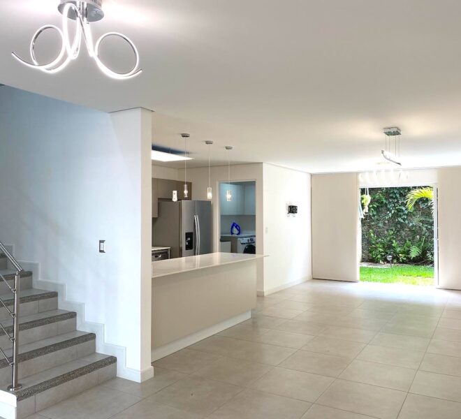 Casa Estilo Contemporáneo en Condominio con Amenidades Tipo Resort en Escazú
