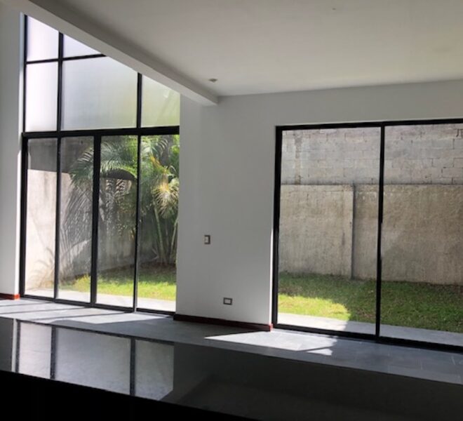Casa En Duplex Estilo Contemporáneo En Pinares